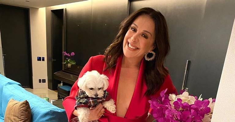 Claudia Raia surge deslumbrante para curtir a estreia da série ‘Hebe’: ”Sou fã de carteirinha”