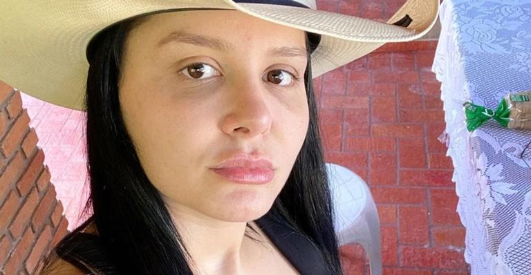 De biquíni, Maraisa ostenta barriga trincada durante passeio de quadriciclo com o namorado