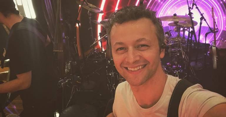 Lucas Lima mostra diploma da faculdade de música: ”5 anos muito malucos e sensacionais”
