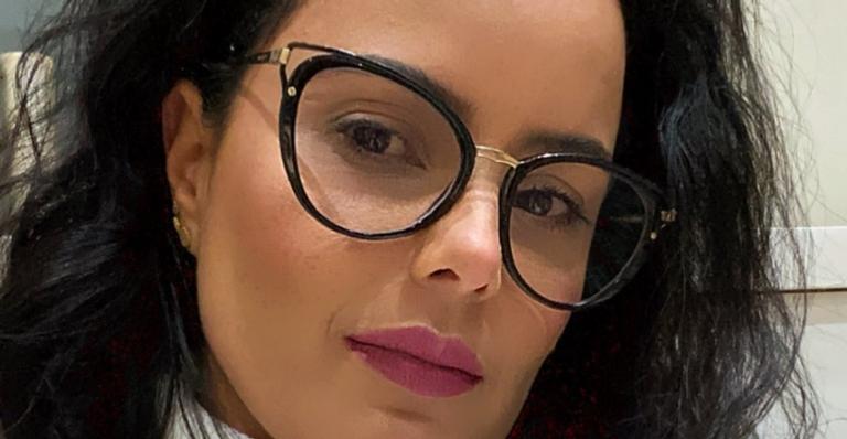 Gente como a gente! Luciele Di Camargo posa com blusinha rosa e confessa: ”Custou só 19 conto”