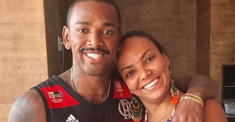 Mãe de Nego do Borel desmente briga com o filho: ”Sempre juntos!”