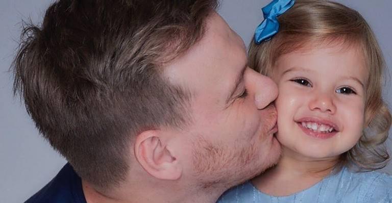 Michel Teló encanta ao relembrar momento com a filha Melinda, ainda bebê: ”No pé de goiaba”