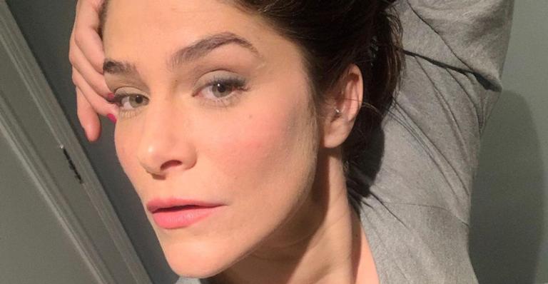 Priscila Fantin posa com look escolhido pelos fãs e agrada: ”Você arrasa”