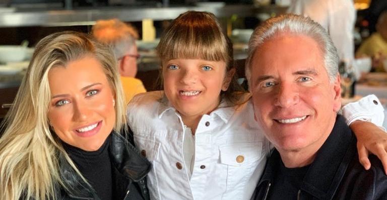 Ao lado da esposa, Roberto Justus posa com as filhas caçulas e se derrete: ”Minhas princesas”