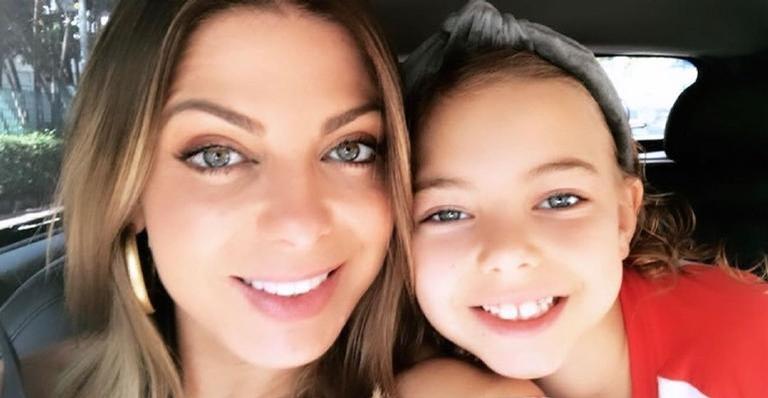 Sheila Mello posa agarradinha com a filha, Brenda, e se declara: ”Esse abraço é minha paz”