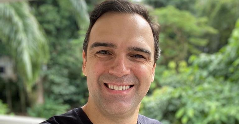 Tadeu Schmidt mostra organização de seu armário: ”Arrumação que só eu entendo”