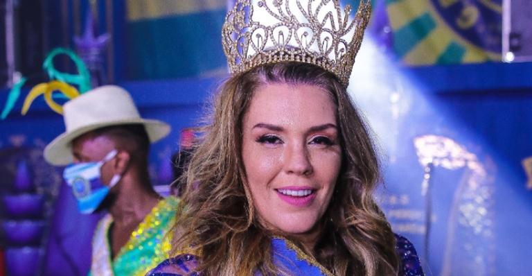 Simony é coroada Rainha de Bateria da Unidos do Peruche, em São Paulo, e mostra samba no pé