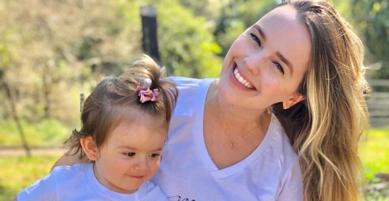 Thaeme posa amamentando a filha, Liz: ”Uma das coisas que mais amo na maternidade”