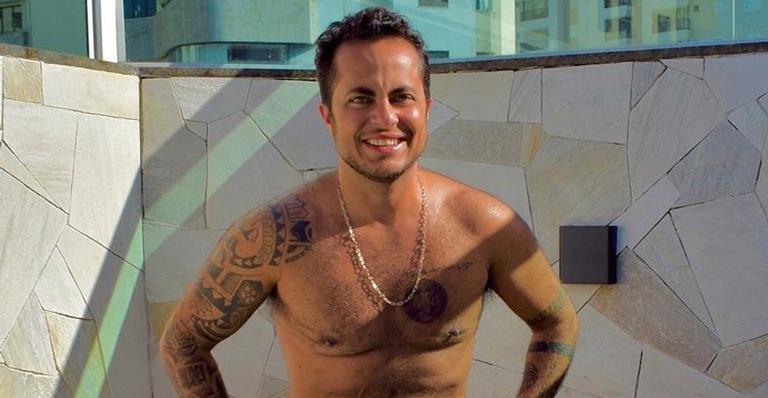 Thammy Miranda posa com a esposa e o filho e dispara: ”Nada nos abala”