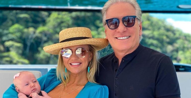 Ana Paula Siebert se derrete ao mostrar Vicky andando de jatinho no colo de Roberto Justus