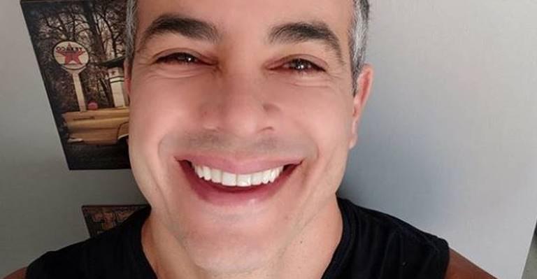 Anderson Di Rizzi recebe presente de aniversário da filha: ”Unhas dos pés com Rosa Pink”