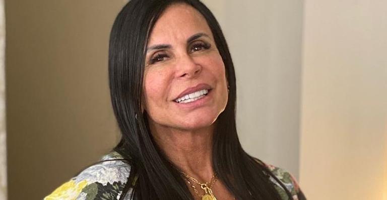 Aos 61 anos, Gretchen mostra corpão de biquíni em passeio de barco