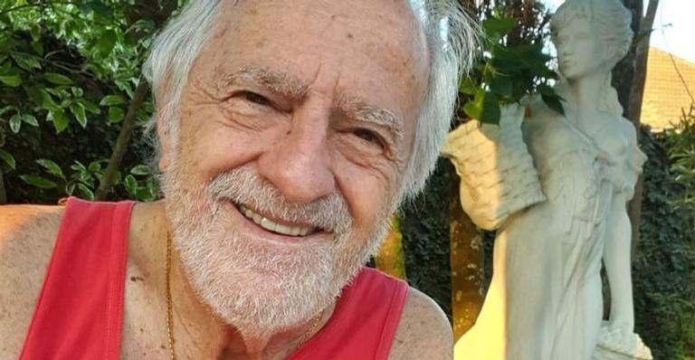 Ary Fontoura compartilha clique tentando pular corda e revela: ”O vovô super-herói falhou”