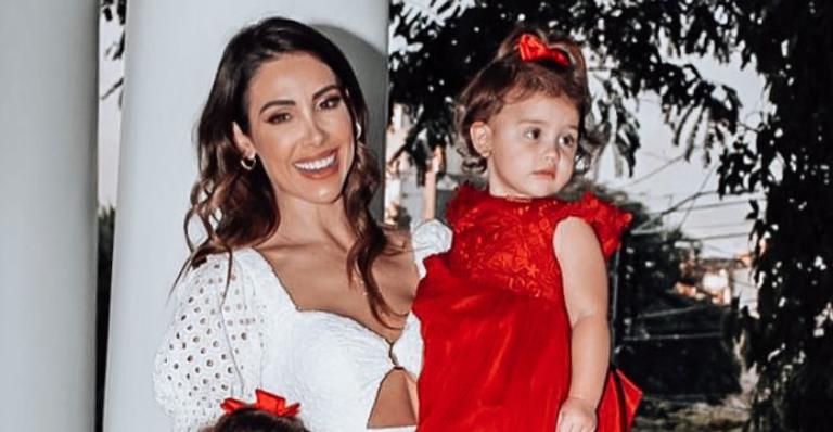 Bella Falconi se encanta ao publicar clique fofo da filha caçula: ”Pequena ursa”