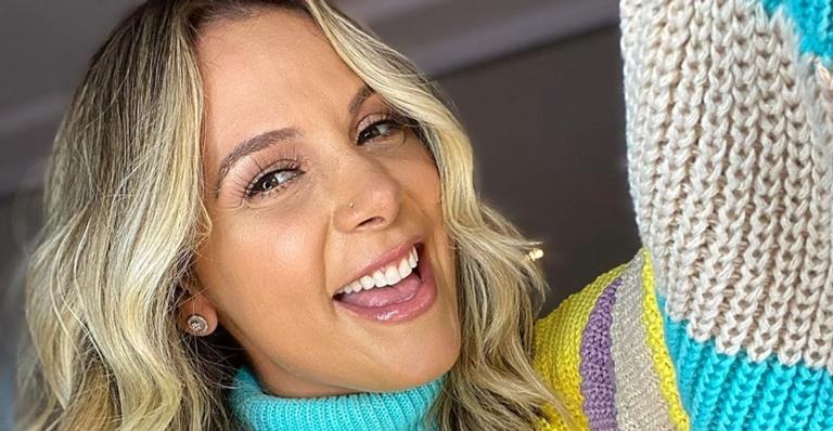 Carla Perez ostenta corpaço ao surgir renovando o bronzeado em dia de praia com a família