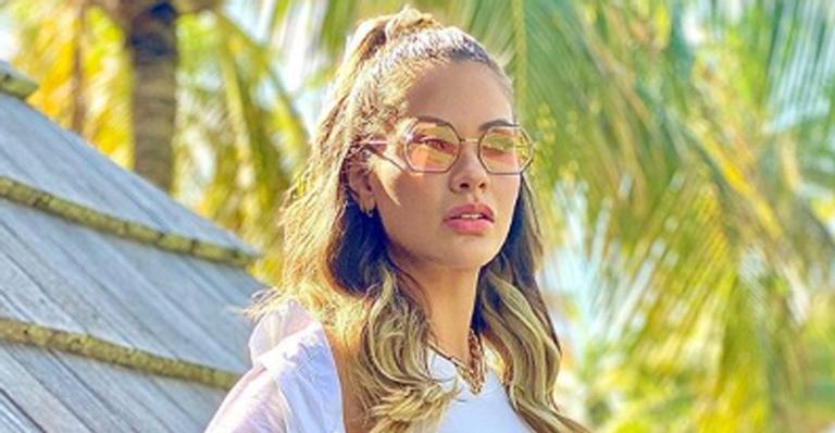 Com look monocromático, Andressa Suita investe em bolsa grifada; descubra o valor