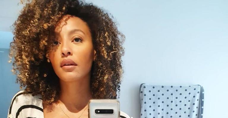 Sheron Menezzes aparece de roupão em foto para falar da semana e brinca: ”Mas primeiro, café”