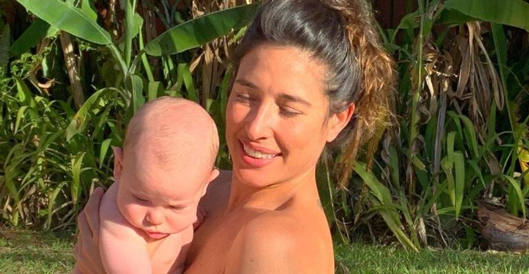 Giselle Itié celebra cinco meses do filho com clique fofíssimo: ”Meu baby tá crescendo!”