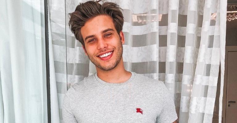 Jonathan Couto ostenta relógio grifado e é criticado