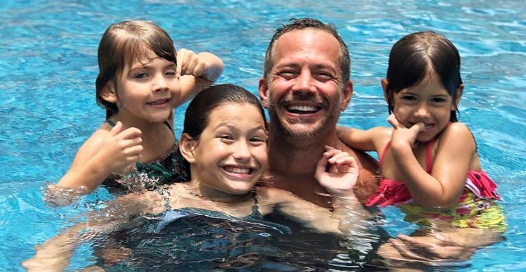 Malvino Salvador se derrete ao posar ao lado das filhas: ”Minhas princesas!”