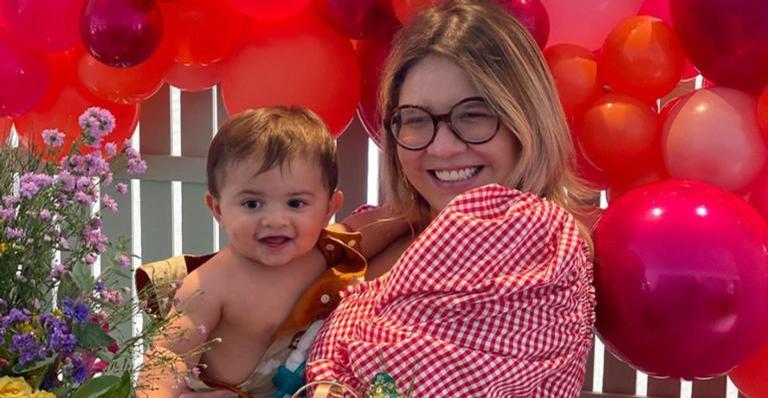 Marília Mendonça canta na companhia do filho, Léo, e declara: ”Eu tenho uma segunda voz”
