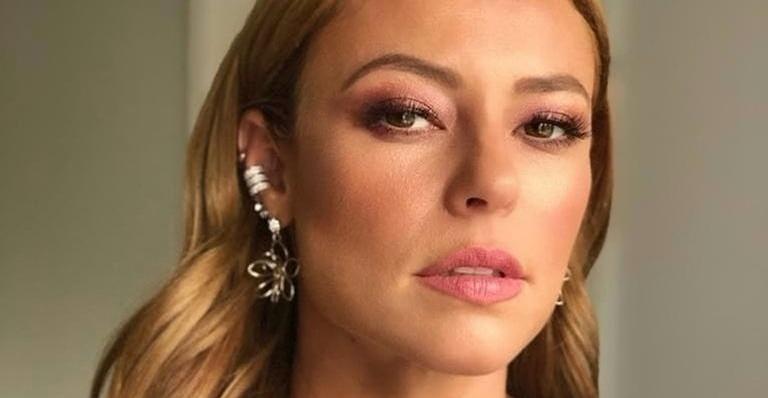 Paolla Oliveira surge usando máscara desenhada por Carolina Dieckmann e encanta web