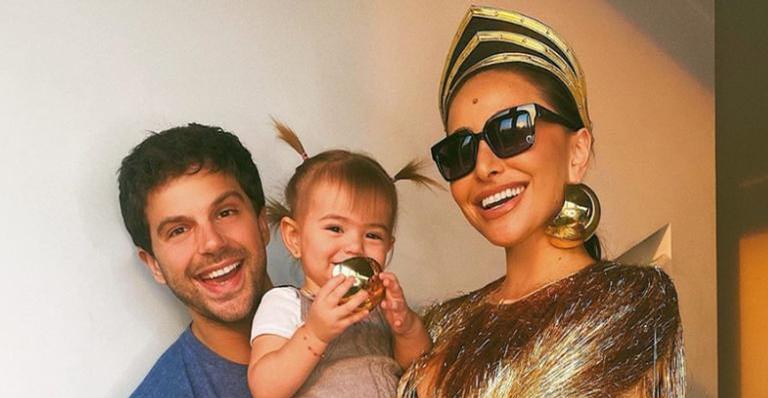 Sabrina Sato e Duda Nagle se divertem com a filha andando de cavalo: ”Vamos lá, Zoe”