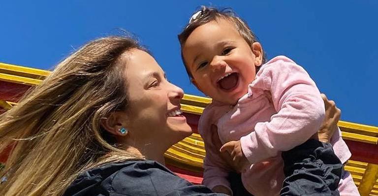 Ticiane Pinheiro se diverte andando de skate na companhia da filha, Manu: ”Radical filha”
