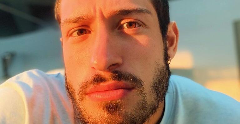 Descamisado, Vinicius Martinez aparece em cliques com cavalos e brinca: ”Quase comprei um”