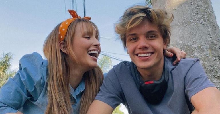 Larissa Manoela posa para clique romântico com Leo Cidade