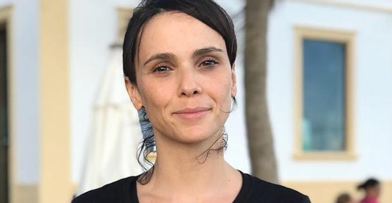 Débora Falabella fala sobre as dificuldades na educação da filha na quarentena