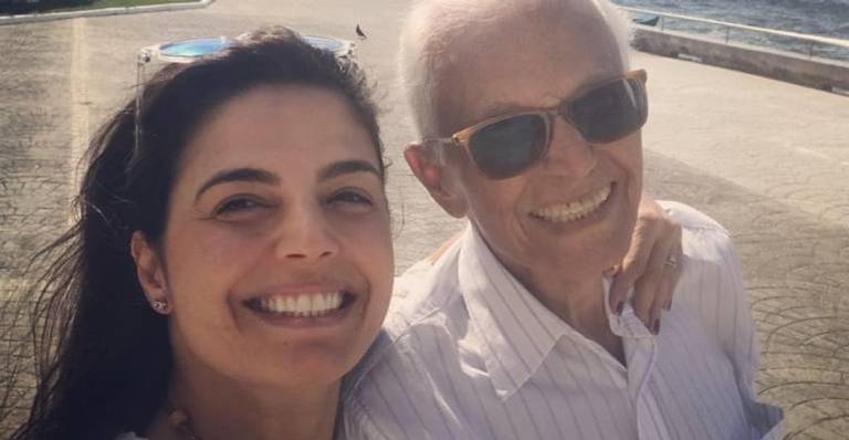 Emanuelle Araújo relembra clique com o pai: ”1 ano e meio sem você no plano físico”