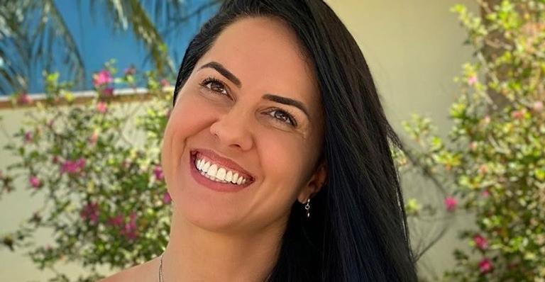 De biquíni, esposa de Zezé Di Camargo ostenta barriga chapada e pernões musculosos: ”Espetáculo!”