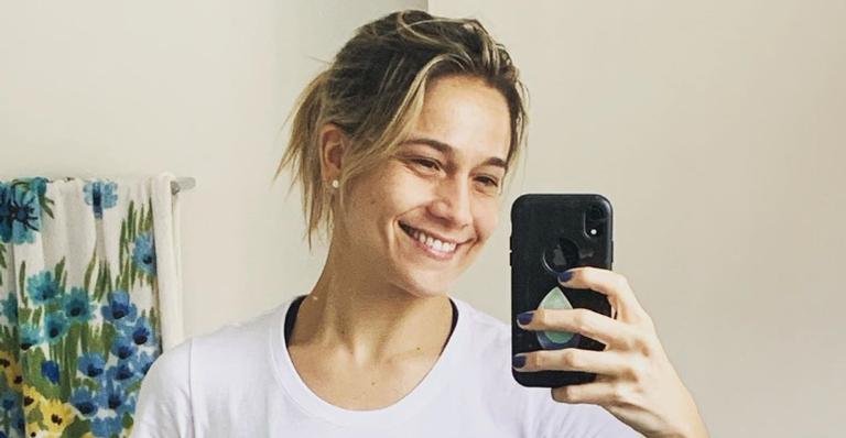 Fernanda Gentil mostra sua rotina de home office e fãs flagram bilhete de amor colado no computador
