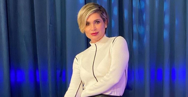Flávia Alessandra publica sequência de fotos posando com look rosa e seguidores rasgam elogios