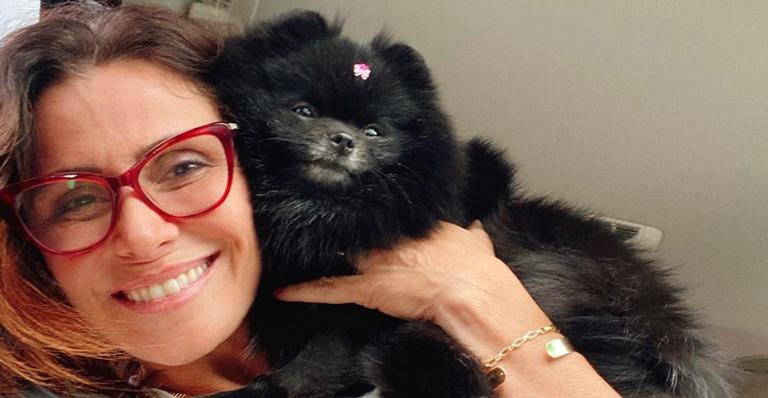 Giovanna Antonelli encanta ao posar com sua cachorrinha de estimação: ”Tão bonitinha!”