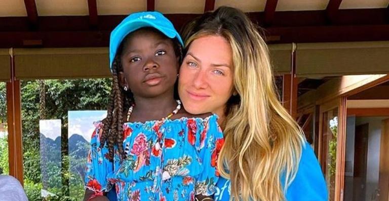 Giovanna Ewbank exibe série de fotos da filha, Titi, e se derrete: ”Como você é linda!”