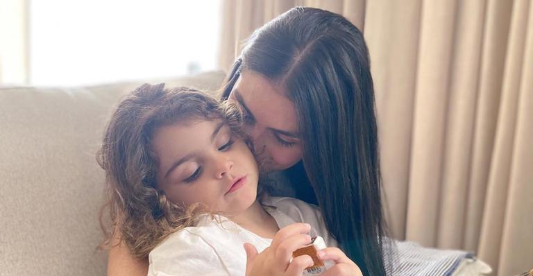 Mariana Uhlmann, esposa de Felipe Simas, relembra clique com a filha ainda bebê: ”O tempo voa”