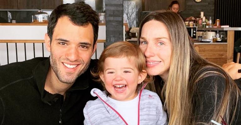 Mariana Weickert surge maquiada pela filha mais velha, Theresa: ”Já acorda fazendo arte”
