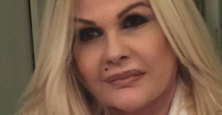 Monique Evans relembra clique com 19 anos e recebe elogios: ”Que coisa mais linda”