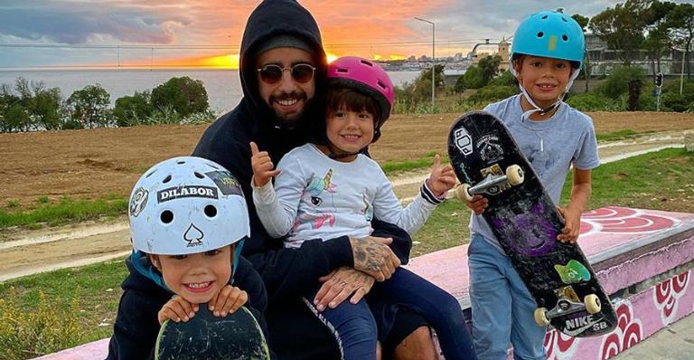 Na Itália, Pedro Scooby aproveita dia na praia com os filhos