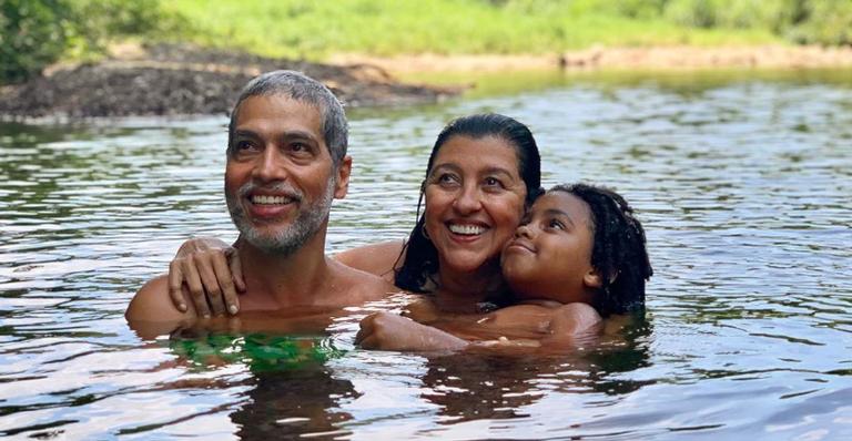 Regina Casé compartilha registro de momento fofo com o filho caçula: ”Meu neném”
