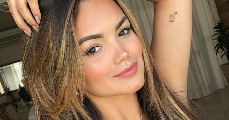 Suzanna Freitas toma sol e chama atenção com biquíni transparente