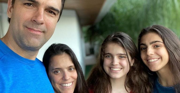 Tadeu Schmidt encanta a web ao postar sequência de cliques usando looks iguais aos da família