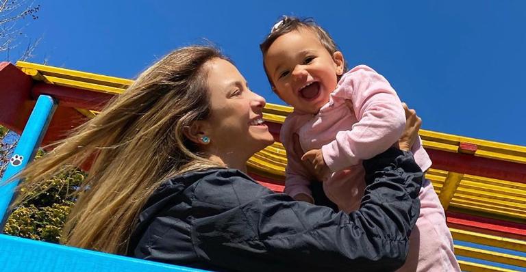Ticiane Pinheiro exibe filha caçula brincando na natureza e encanta web