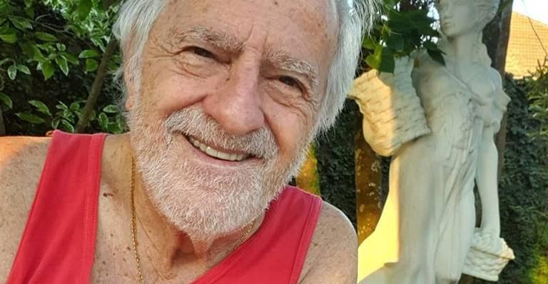 Sem camisa, Ary Fontoura canta música na web e manda recado: ”Recebam o meu abraço virtual”