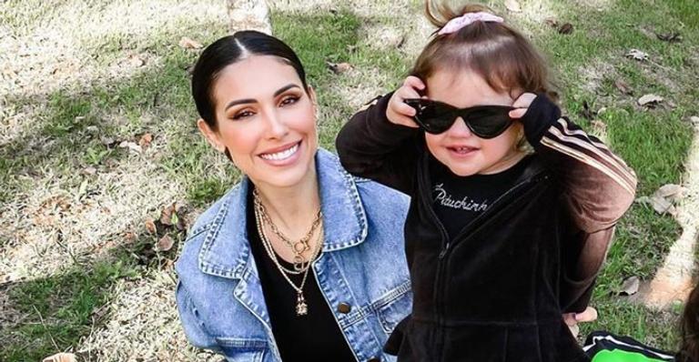 Bella Falconi derrete fãs ao publicar clique de sua filha na banheira: ”Não aguento essa fofura”