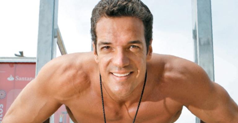 Carlos Machado exibe rostinho do filho recém-nascido pela primeira vez: ”Experiência de milagre”