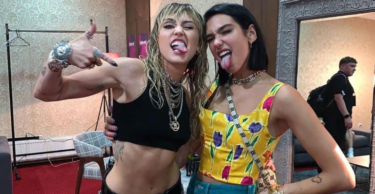 Dua Lipa compartilha cliques com Miley Cyrus em estúdio e fãs vão à loucura