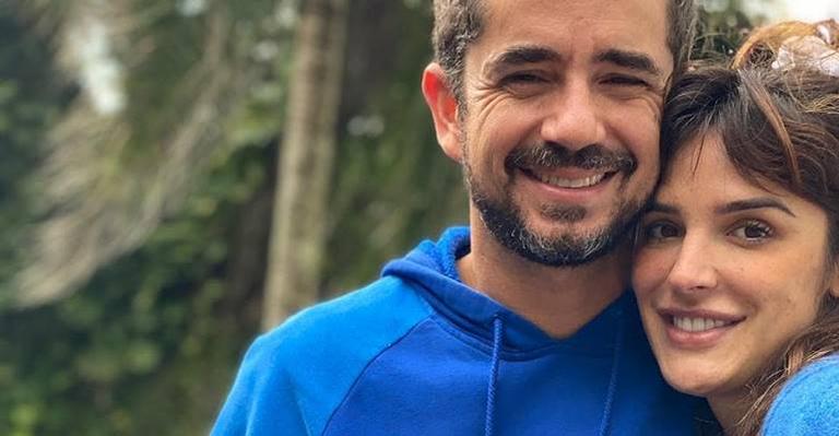 Felipe Andreoli surpreende Rafa Brites com tatuagem de homenagem aos 10 anos juntos